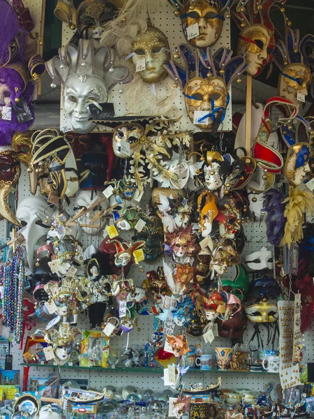 Venedig, Italien. Vitrine mit Souvenirmasken — Stockfoto