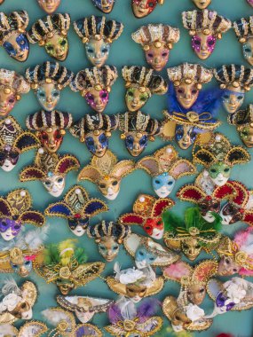 Venedik, İtalya. Hatıra maskeleri ile vitrin