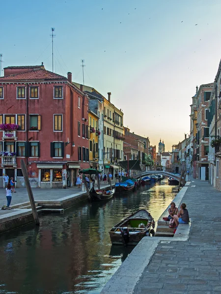 Venecia, Italia, Arquitectura de antiguas casas venecianas construidas sobre el canal — Foto de Stock