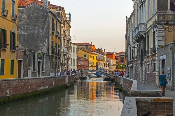Venezia, Italia. Vista urbana tipica nella prima serata — Foto Stock