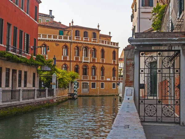 Venezia, Italia. Vista urbana tipica nella prima serata — Foto Stock