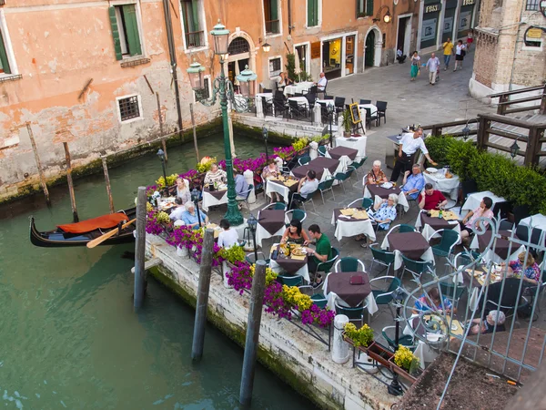 Venedik, İtalya, 21 Haziran 2012. kanal kıyısında yaz cafede oturan turist