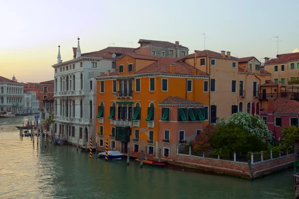 Italie, Venise. Vue urbaine typique en début de soirée — Photo