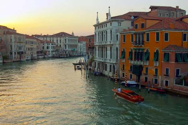 Italie, Venise. Vue urbaine typique en début de soirée — Photo