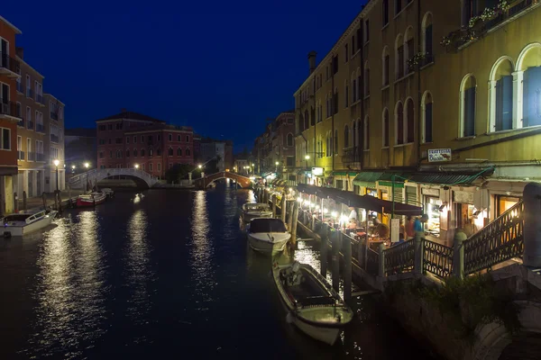 Venice, Italy, June 21, 2012 . Tourists spend the evening in a cafe on the canal bank — Stock Photo, Image