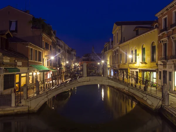 Italia, Venecia. Vista urbana típica por la noche — Foto de Stock