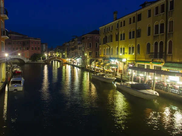 Venice, Italy, June 21, 2012 . Tourists spend the evening in a cafe on the canal bank — Stock Photo, Image