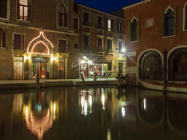 Venedig, Italien, 21. Juni 2012. Touristen verbringen den Abend in einem Café am Ufer des Kanals — Stockfoto