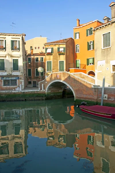 Itálie, Benátky. typický městský pohled v časných ranních hodinách — Stock fotografie