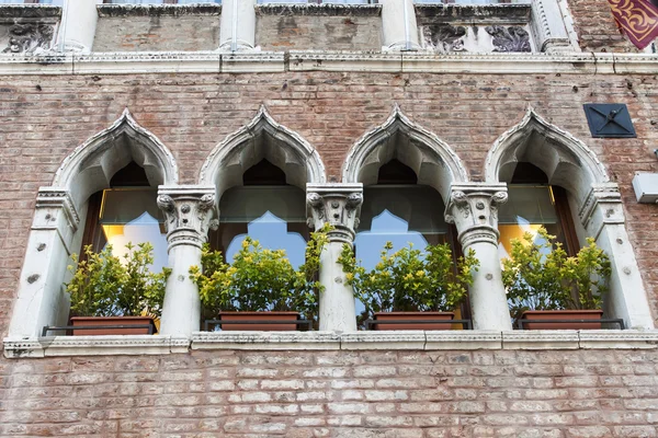 Venise, Italie, design typique de la fenêtre de l'ancienne maison vénitienne — Photo