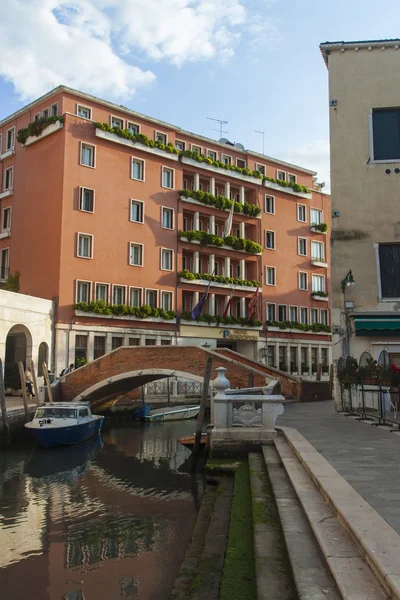Italia, Venecia. Vista urbana típica en la madrugada — Foto de Stock