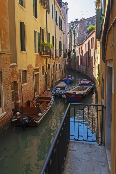 Venecia, Italia, 22 de junio de 2012. Italia, Venecia. Vista urbana típica en la madrugada — Foto de Stock