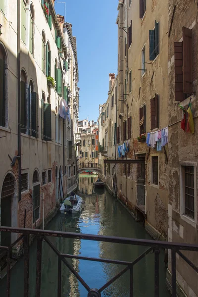 Benátky, Itálie, 22 června 2012. Itálie, Benátky. typický městský pohled v časných ranních hodinách — Stock fotografie