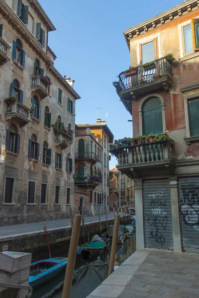 Venezia, 22 giugno 2012. Italia, Venezia. Tipica vista urbana la mattina presto — Foto Stock