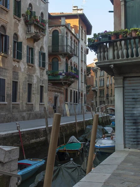 Venecia, Italia, 22 de junio de 2012. Italia, Venecia. Vista urbana típica en la madrugada — Foto de Stock