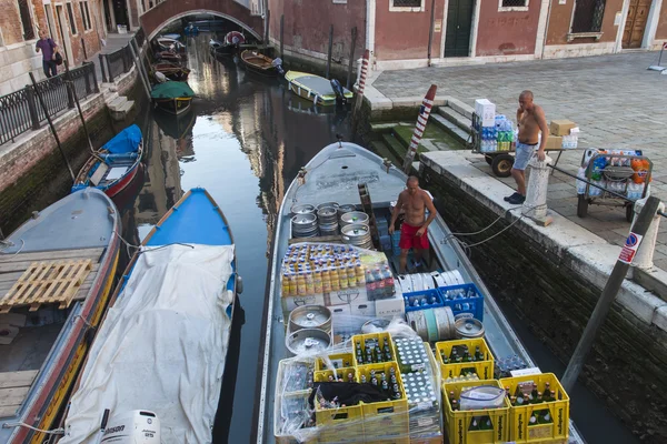 Venice, Italy . June 22, 2012 . Cargo boats carry about products on the canals of Venice — Stock Photo, Image