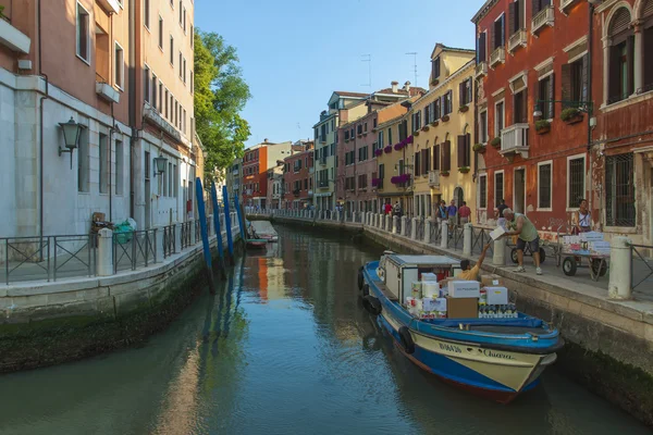 Venezia, Italia. 22 giugno 2012. Barche da carico trasportano prodotti sui canali di Venezia — Foto Stock