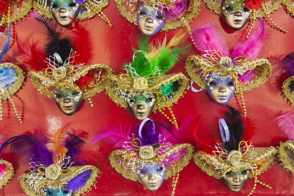 Veneza, Itália. Mostra com máscaras de carnaval de lembrança — Fotografia de Stock