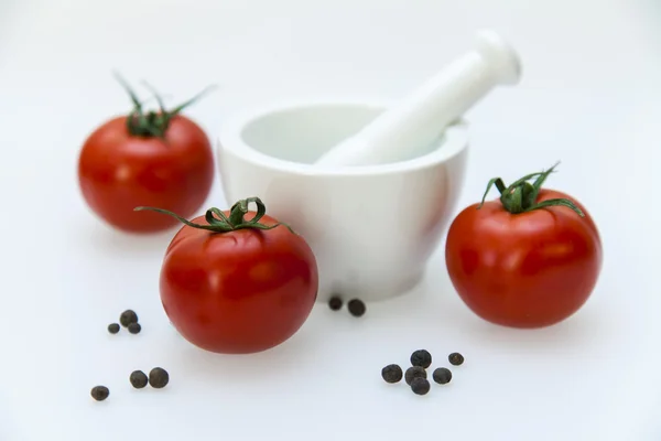 Beyaz porselen harç havaneli ve domates ile — Stok fotoğraf