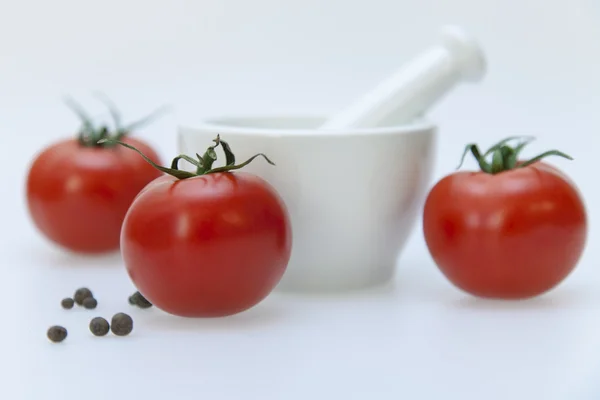Beyaz porselen harç havaneli ve domates ile — Stok fotoğraf