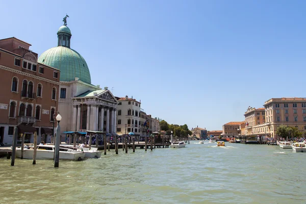 Venice, Italy, June 22, 2012 . Typical urban view at Canal Grande and Church of St. Simon — Stock Photo, Image