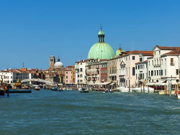 Venecia, Italia, 22 de junio de 2012. Típica vista urbana en Canal Grande e Iglesia de San Simón — Foto de Stock