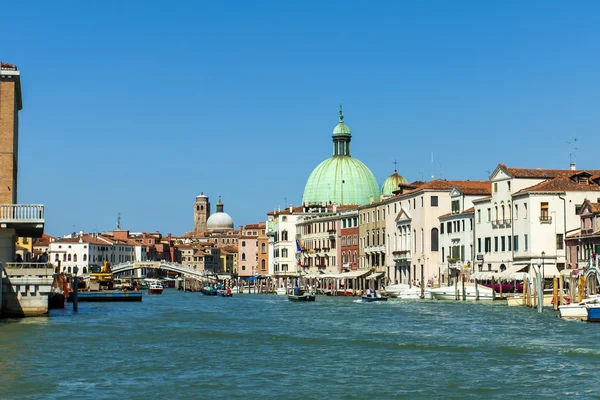 Benátky, Itálie, 22 června 2012. typický městský pohled na canal grande a kostel st. simon — Stock fotografie