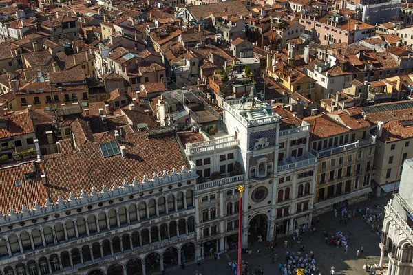 Utsikt över staden från klocktornet av domkyrkan av san marco — Stockfoto