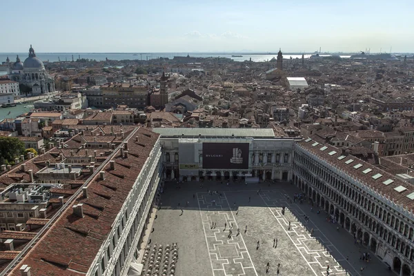 Utsikt över staden från klocktornet av domkyrkan av san marco — Stockfoto