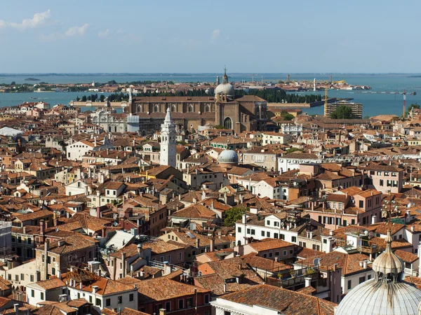 Utsikt över staden från klocktornet av domkyrkan av san marco — Stockfoto