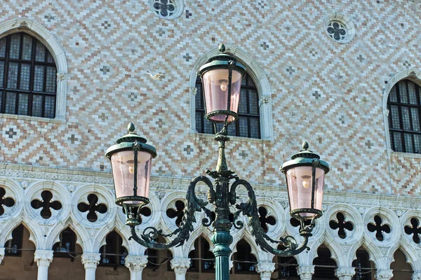 Venezia, Italia. Bellissima lanterna fuori da Palazzo Ducale — Foto Stock