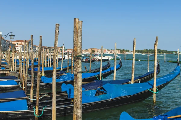 Venice, Olaszország. a mólók a gondolák megtekintése — Stock Fotó