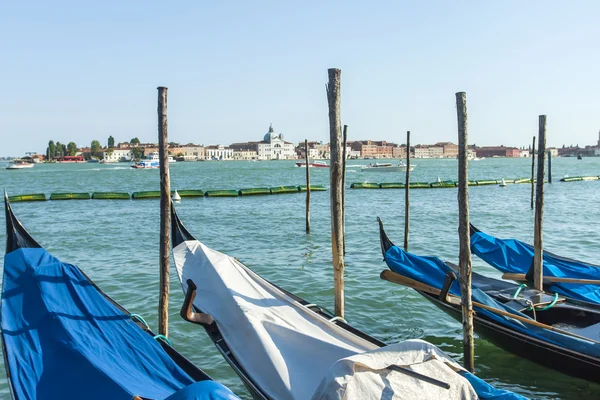 Venecia, Italia. Vista de los muelles para góndolas — Foto de Stock