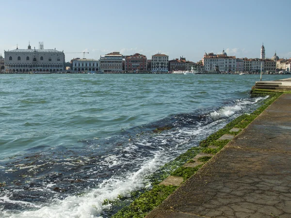 Италия, Венеция. Вид на город из Венецианской лагуны — стоковое фото