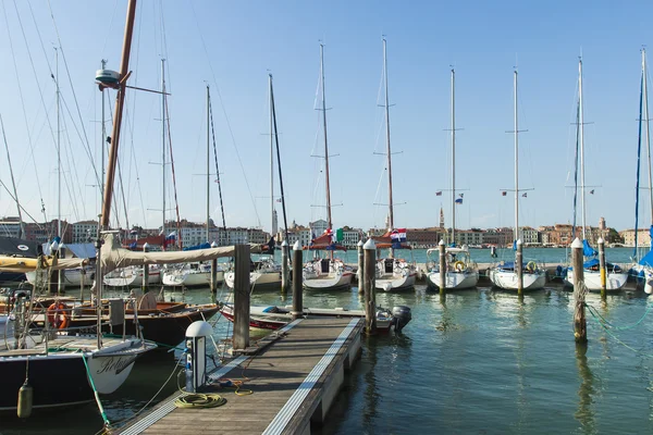 Venedig, Italien, den 22 juni, 2012. yacht förtöjd utanför ön san giorgio — Stockfoto