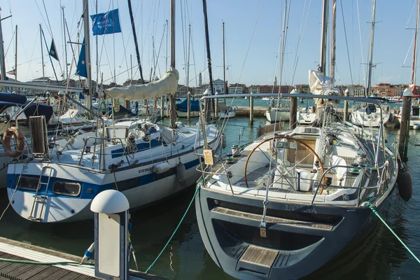 Venedig, Italien, den 22 juni, 2012. yacht förtöjd utanför ön san giorgio — Stockfoto