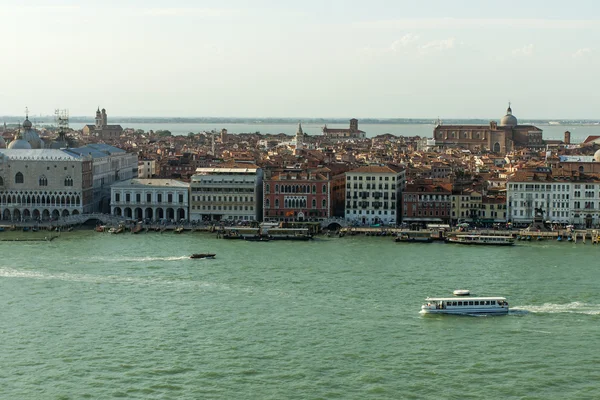 Itálie, Benátky. pohled na město z Benátského zálivu — Stock fotografie