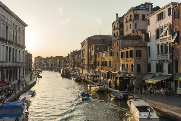 Venecia. Típica vista urbana por la tarde — Foto de Stock