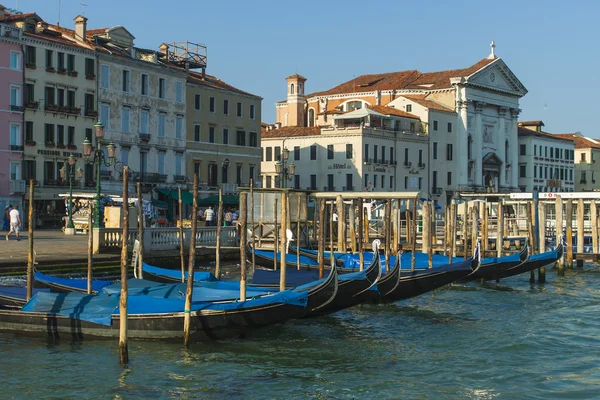 Venedig, Italien. Blick auf die Piers für Gondeln — Stockfoto