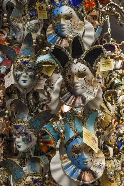 Venecia, Italia. Escaparate con máscaras de carnaval de recuerdo — Foto de Stock