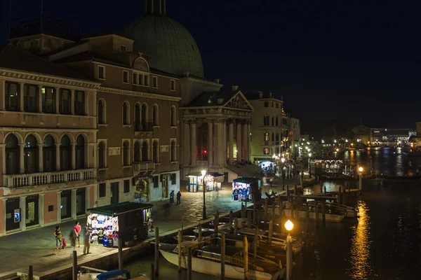 Italia, Venecia. Vista urbana típica por la noche —  Fotos de Stock