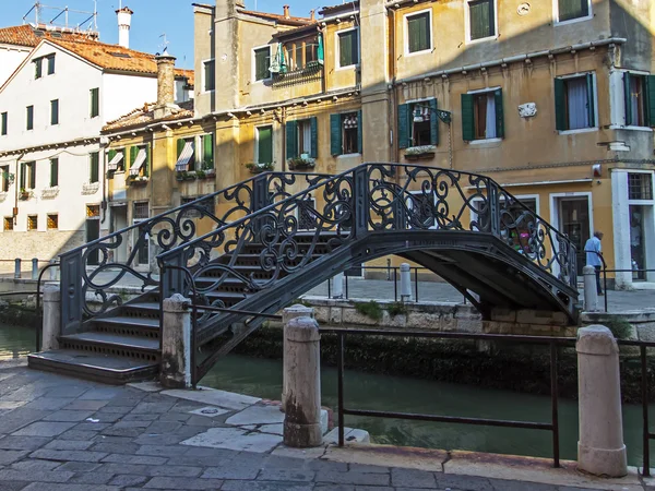 Itália, Veneza. Arquitetura de antigas casas venezianas construídas no canal — Fotografia de Stock