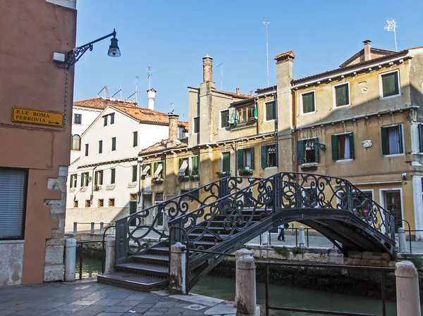 Italia, Venezia. Architettura di antiche case veneziane costruite sul canale — Foto Stock