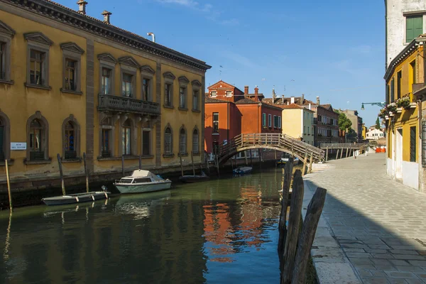 Venecia, Italia. Edificio veneciano en la calle reflejado en el canal de agua — Foto de Stock