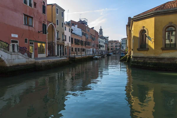 Venice, Italy. Venetian building on the street reflected in the water channel — Stock Photo, Image