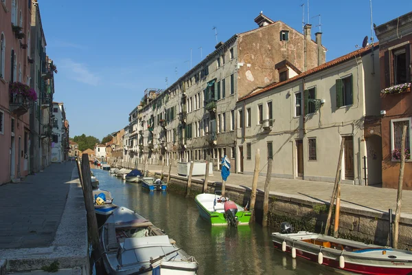 Benátky, Itálie. benátské budovy na ulici odráží v vodní kanál — Stock fotografie