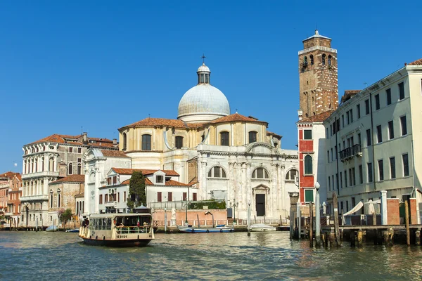Italien, Venedig. Blick auf den Canal Grande am Sommermorgen . — Stockfoto
