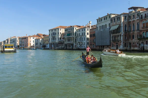 Venise, Italie. Les touristes prennent une télécabine à travers le Grand Canal — Photo