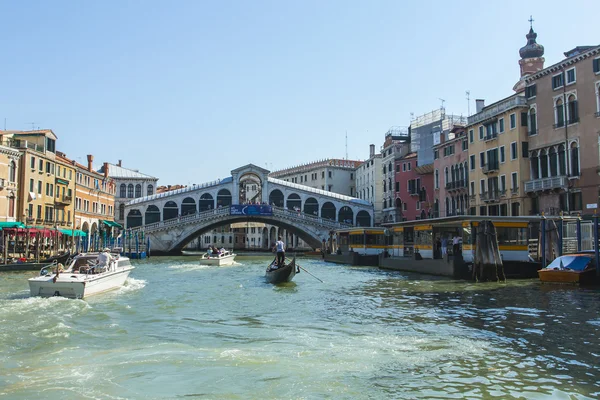 Benátky, Itálie. turisté jezdit na gondole přes canal Grande — Stock fotografie