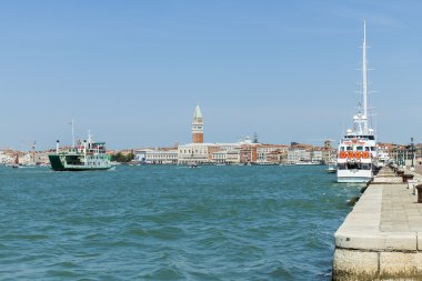 Venedik, İtalya. Venedik lagün ve yolcu gemisi görünümünü